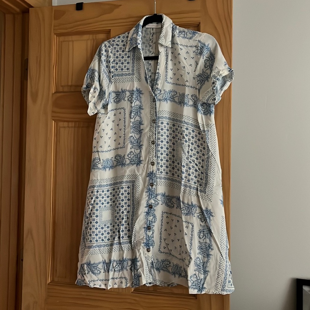 Short blue and white dress